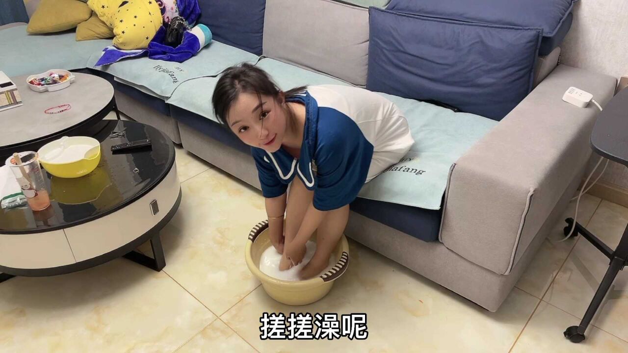 媳婦真會保養小腳丫用過期牛奶泡腳老公我想把洗腳水喝了