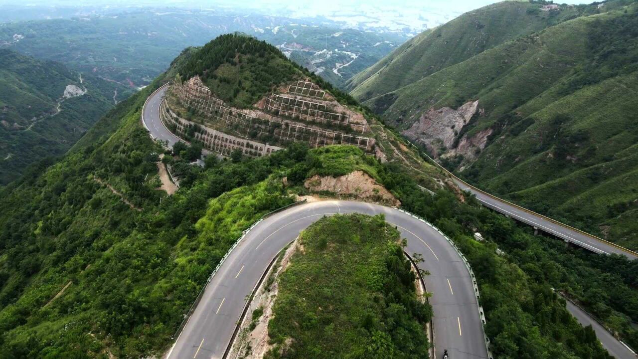西安头条# 西安"秋名山" 临潼骊山 最美环山公路,飞一个.