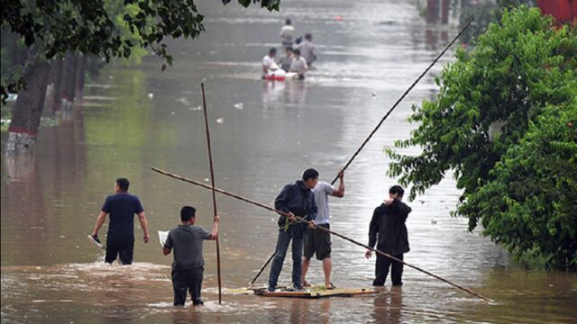 河南新乡暴雨致128万余人受灾:水深处达两米,记者曝光揪心现场