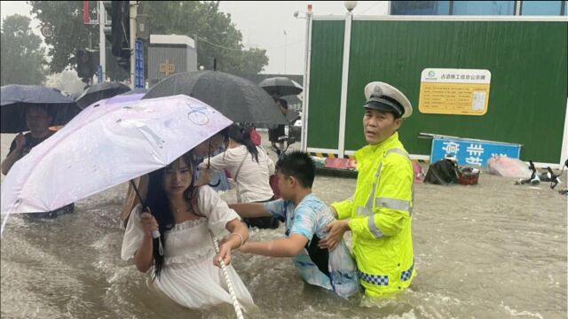 网红主播涌入河南救灾现场,趴在水里自拍,中纪委网站犀利点评