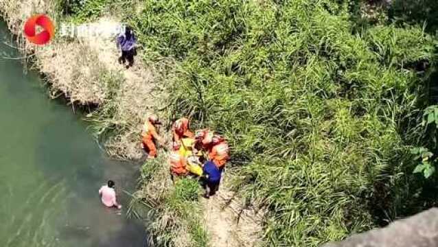 老年代步车“飞落”小河内 四川威远消防紧急营救被困老人