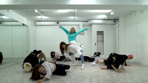 韩国女团：宣美新版练习室男女伴舞互换角色，李老师全程憋笑：我太难了