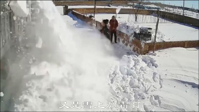 搞笑视频:白忙活了,本不宽敞的路,更加是雪上加霜