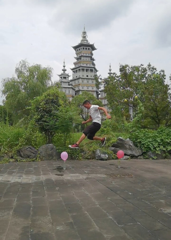 三米多远的距离,平步青云踩着气球而过.