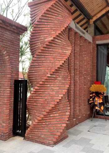 旋转360度的红砖柱子,看了半小时,没看明白怎么做到的!