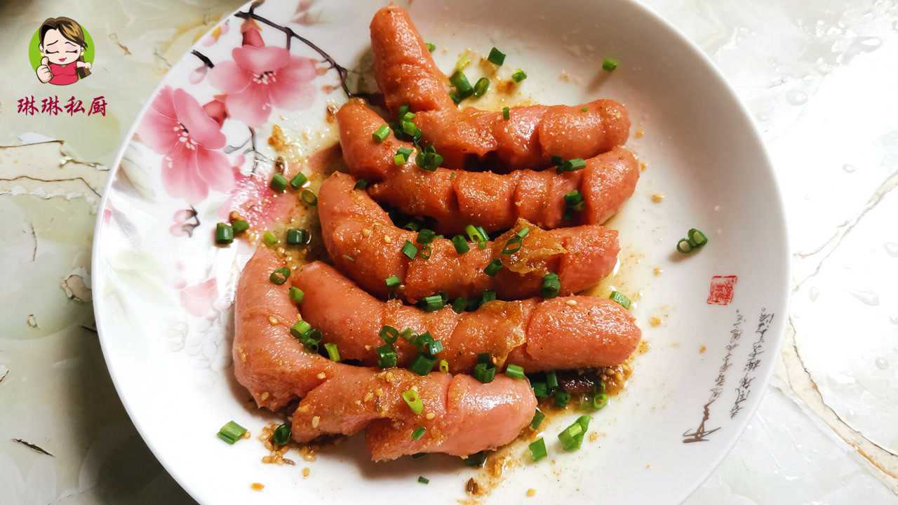 油炸热狗,撒上烧烤料,比外面买的烤热狗好吃多了,简单易做_腾讯视频