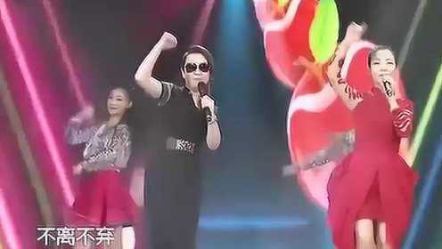 关凌与王小妮合唱一曲《小苹果》，画面很是搞笑！