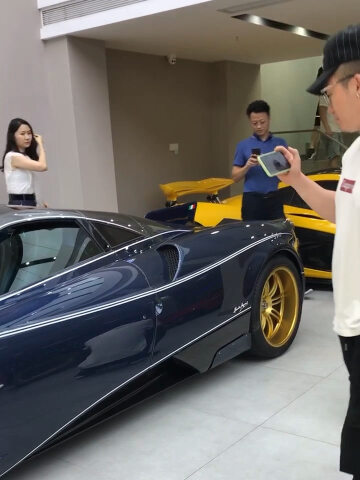 深圳湾一号业主带美娇妻来选购帕加尼二狗也在一旁观看真是太有实力了