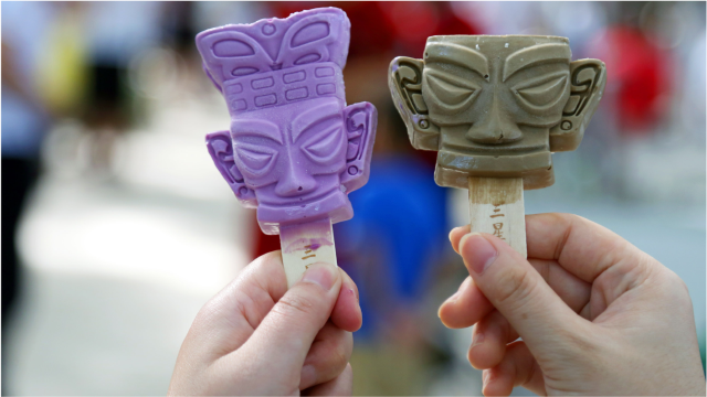 来看三星堆的人真多走进景区后才发现竟然都在排队买雪糕