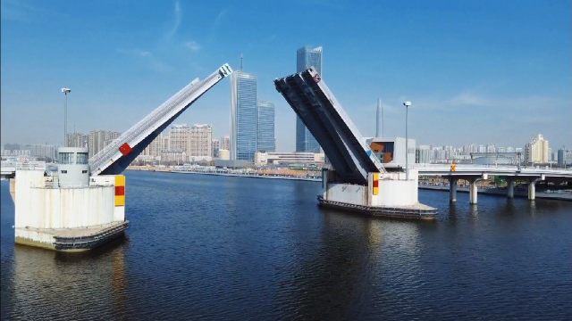 航拍中国翻盖大桥是世界上最大的立转式开启桥太震撼了
