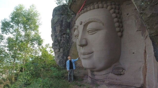 重庆与四川广安交界的大山上,发现一尊佛像,不知何时何人修建