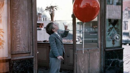 孤独男孩捡到一个红气球作为好朋友，熊孩子却将它踩坏，治愈短片