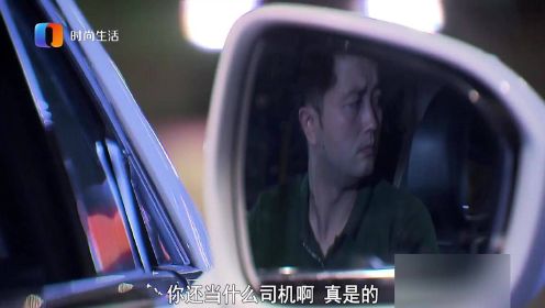 女孩酒后四处乱逛，坐进陌生男子的车，男子赶都赶不走丨冷暖人生