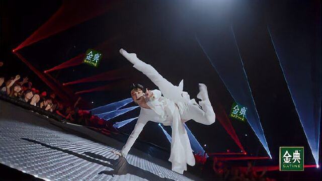 刘迦不愧是军艺校草,唱跳《刀剑如梦》倒挂金钩,视觉盛宴