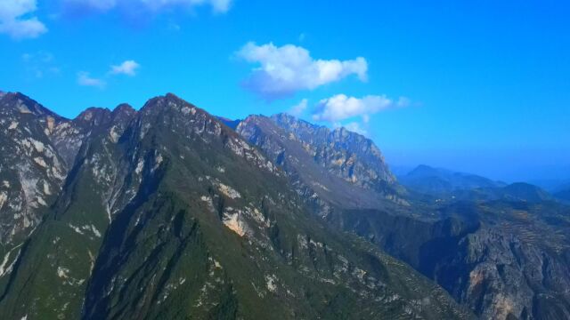 古树参天,重峦叠翠,雄峰似脊,突兀凛然,翠峰山,免费景点