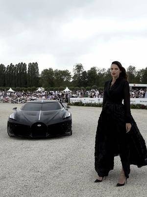 布加迪黑夜之声旁边的女人超模sarasampaio沙拉桑帕约