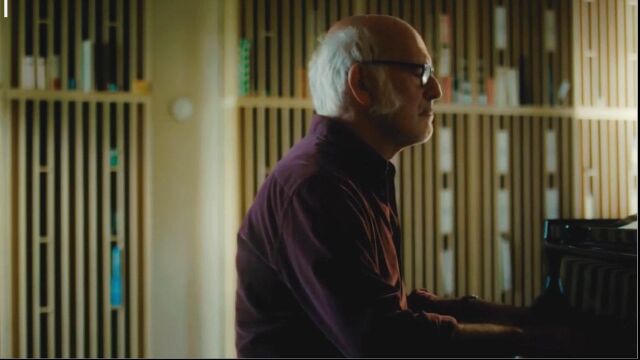 意大利古典主义音乐家Ludovico Einaudi 钢琴演奏:《Luminous》,一起感受其中的极简素雅与冷淡柔和.