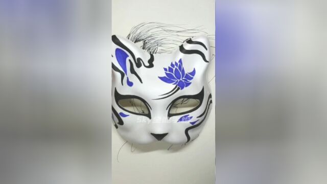 徒手绘画面具上的莲花