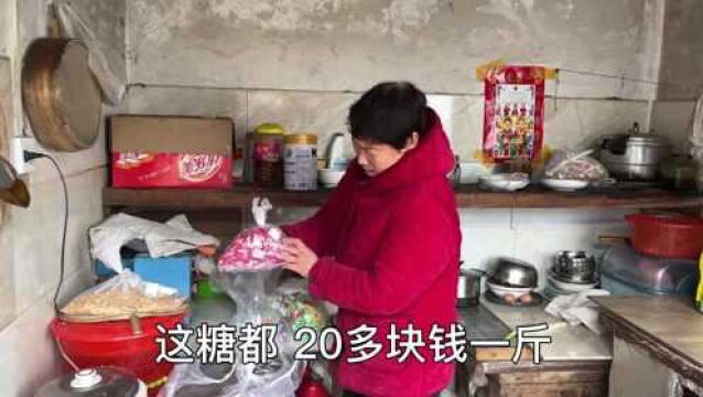 快过年了,妈妈花134块钱买瓜子和糖,小光拿出来让可可品尝