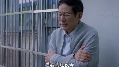 可怜天下父母心，儿子犯错，父亲四处求人替他承担责任