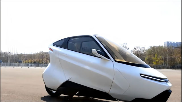 国产两轮全封闭电动车,带空调全车自平衡,不怕堵车也撞不倒