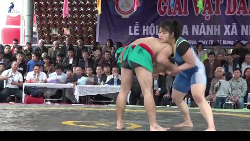 越南奇葩男女摔跤比赛，男子自信上台，被女汉子全场压制暴打