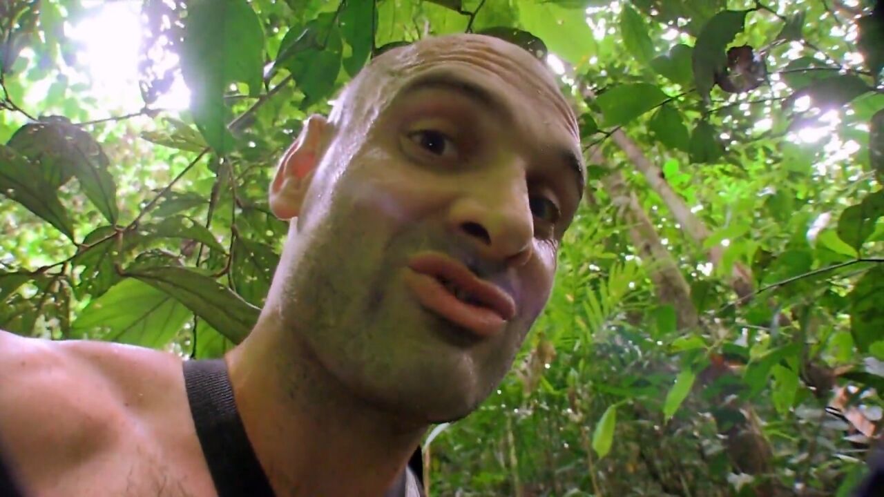 抓到5斤重的大草鱼,制作烤鱼一顿吃个爽,不料抓到很多螃蟹