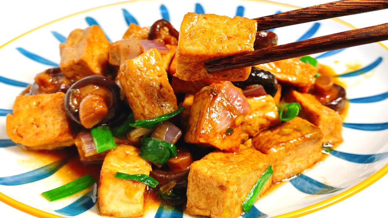 香菇烧豆腐,四川人的拿手家常菜,越炖越入味,清淡营养超下饭