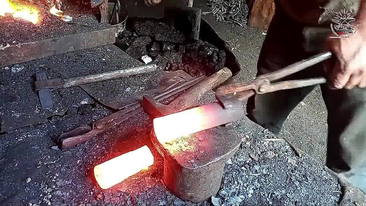 农村铁匠铺丁丁当当,铁匠挥大锤锻打1000次,铸造出极品锤子!