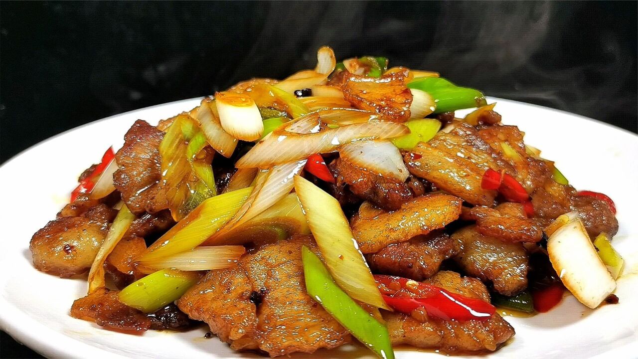 1块五花肉2根大葱,简单一炒就是下饭菜,葱香浓郁,太好吃了