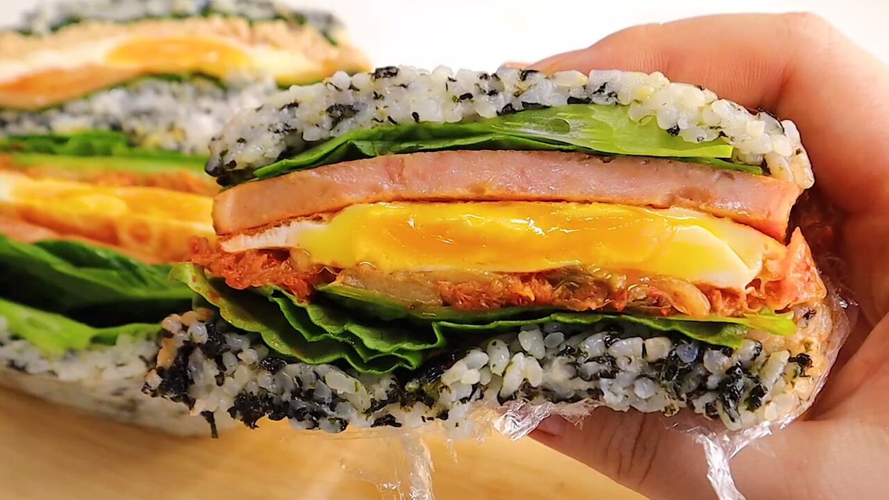 韩式泡菜饭团来一波,香辣十足,有菜有肉,一口气吃过瘾