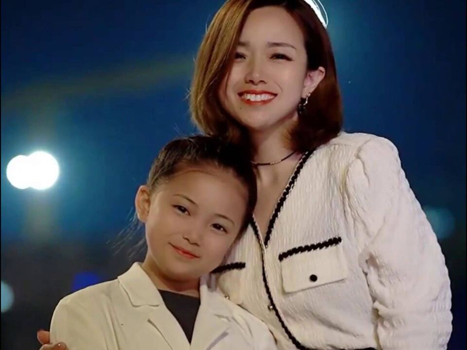 嗓音空灵动听的李悟,和妈妈合唱《万疆》致敬三位航天英雄回家,太好听