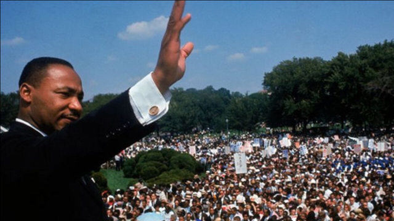 黑人领袖马丁·路德·金,在万众瞩目下演讲,记者拍下现场画面!