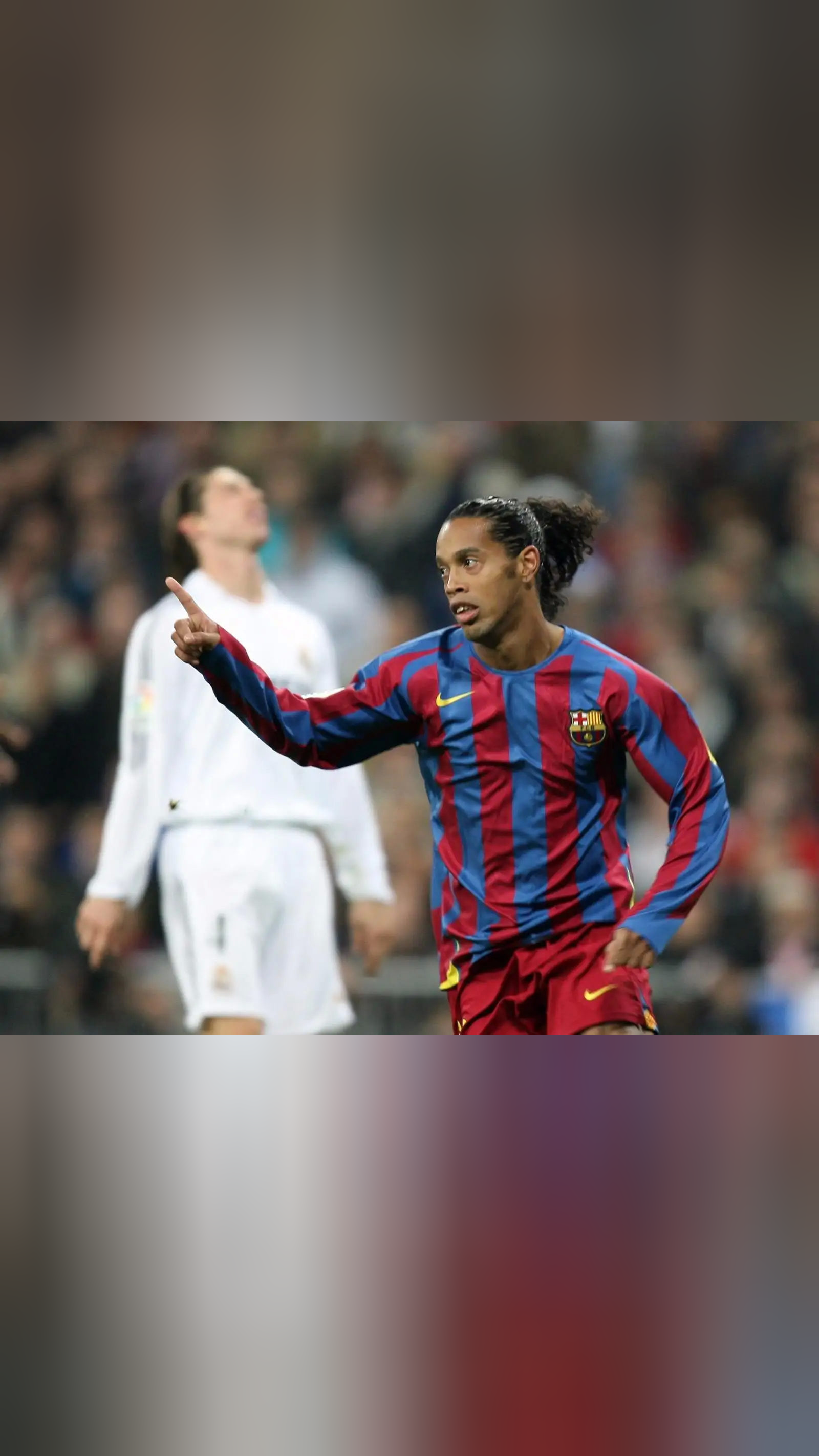 能把足球踢的如此随意,小罗算是高手中的高手了吧