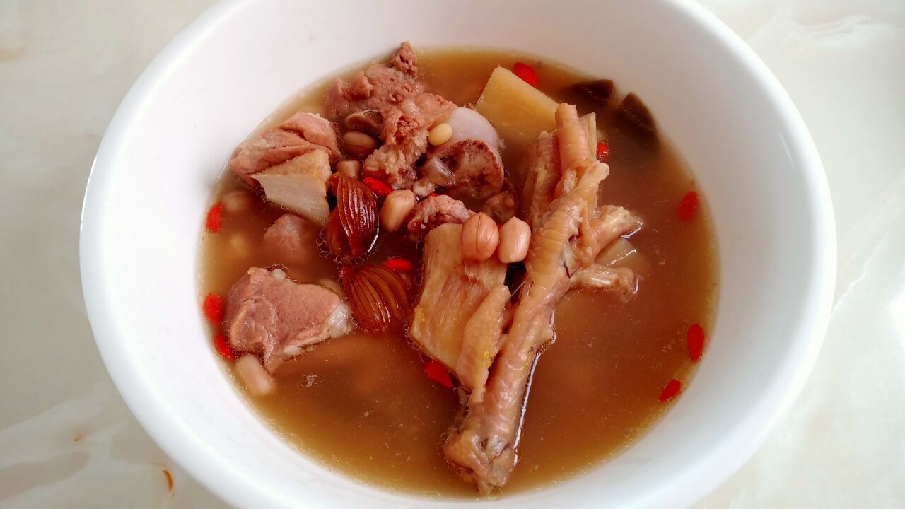 养颜靓汤"花生眉豆煲鸡脚"健脾祛湿,利水消肿,补充胶原蛋白