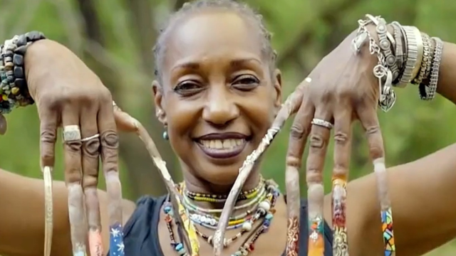 吉尼斯最长的指甲到底有多长呢?黑人女子竟然30多年不剪掉手指甲