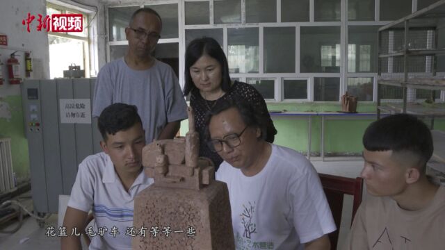 艺术营造美丽乡村新疆艺术家与农民一起创作乡村雕塑