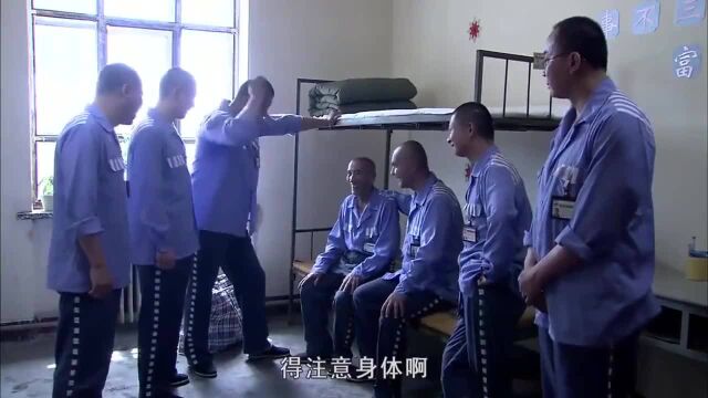 劳改犯服刑几十年,如今终于出狱,跟狱友道别场面太感人