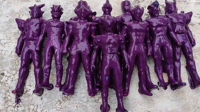 紫色泥巴的奥特曼洗干净后发现全是我喜欢的玩具