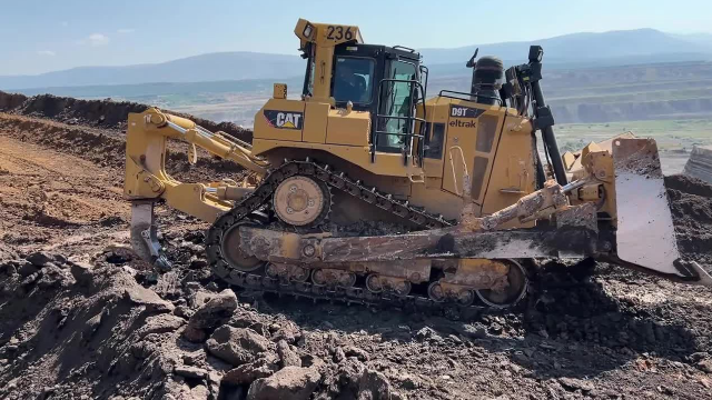 配备 卡特彼勒 385c 的 卡特彼勒 d9t 推土机为矿山的需求建造一条