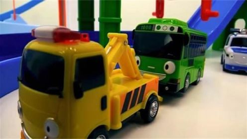 吊车玩具系列：黄色吊车救援公交车