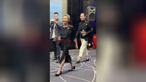 84岁的吴彦姝和67岁的奚美娟同框身姿体态好优雅，真是优雅永不过时。