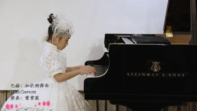 晴晴独奏音乐会上演奏《巴赫加伏特舞曲》