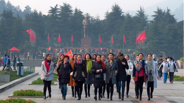 湖南韶山纪念地全放开了,看景区铜像广场红色旅游渐渐升温恢复中