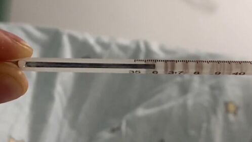 女生手捏温度计度数直线飙到38度:放腋下测到了39.5℃