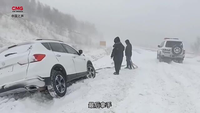 赤峰30℃风雪中跪姿救援车辆的人是谁?他的臂章告诉了我!