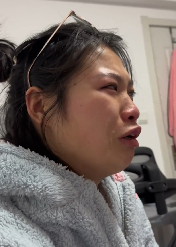 考研人的崩溃就在一瞬间!男生看着女友边哭边背:心疼又好笑