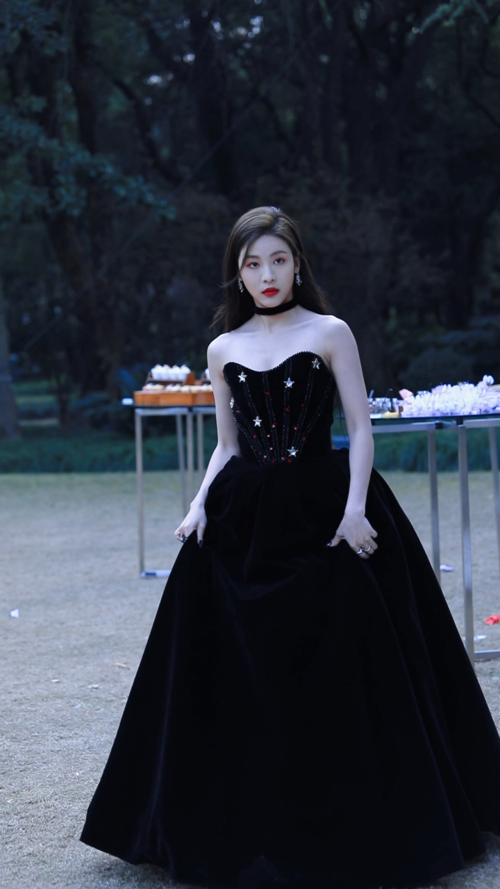孙芮 黑丝绒礼服长裙 冷艳冻人