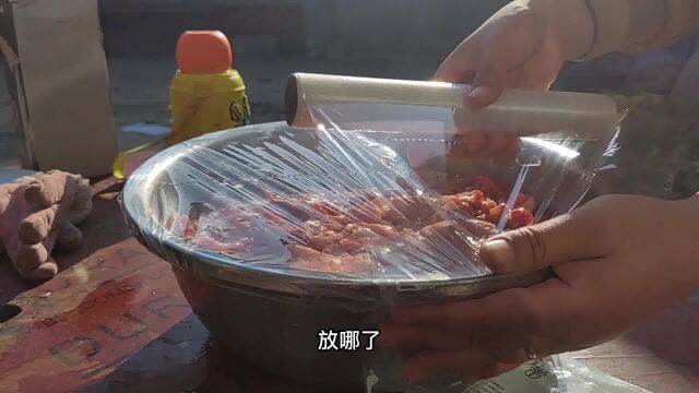 今天媳妇买了20斤猪肉,今天灌肠儿,好吃又简单