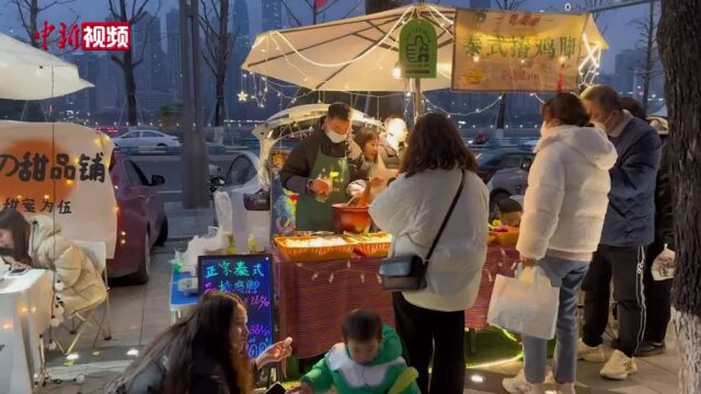 重庆夜间集市点亮“夜生活”城市“烟火气”浓郁